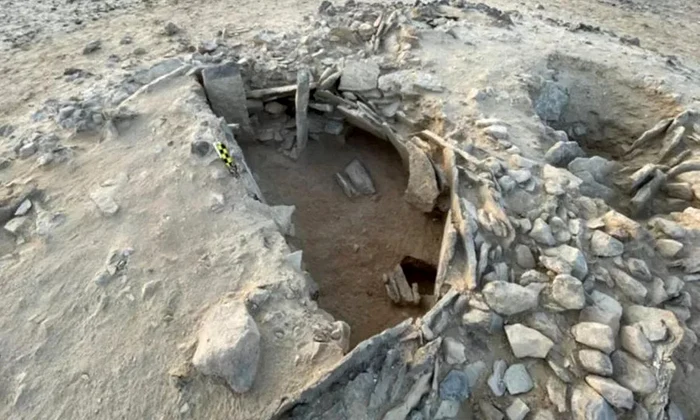 Arheologii din Cehia au descoperit rămășițele a zeci de persoane îngropate în urmă cu 7.000 de ani într-un mormânt din piatră aflat în Peninsula Arabică, pe teritoriul statului Oman (© Roman Garba / Alžběta Danielisová, Institute of Archaeology of th