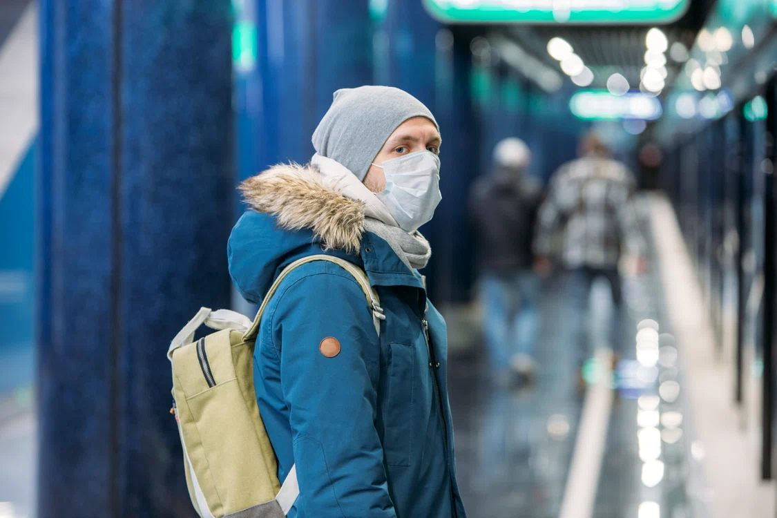 
    Mulți poartă acum măști chirurgicale în spațiile publice, astfel că stocul s-a epuizat Foto: Shutterstock  