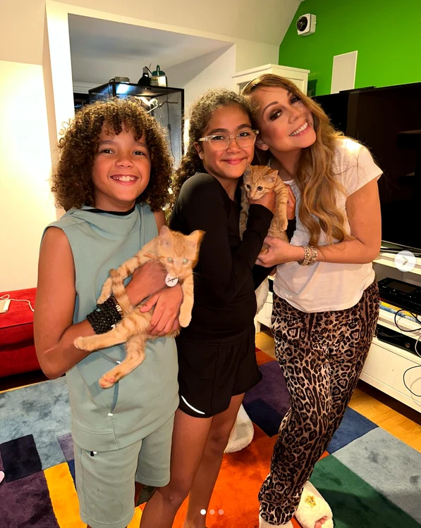 Mariah are doi pisoi portocalii PNG