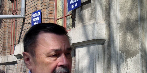 Victor Paul Dobre, la ieşirea din secţia se votare