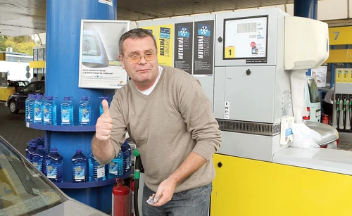Şoferii și-au alimentat mașinile cu bani mai puţini