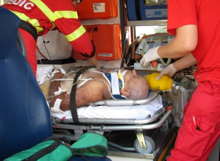 Bărăbatul a fost stabilizat de medici înainte a fi urcat în elicopter