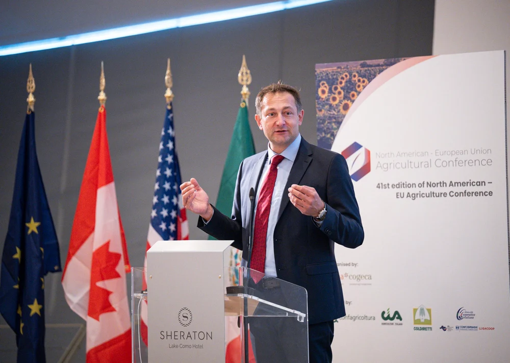 Cum a ajuns comisarul european pentru agricultură să lucreze la o stână din România: „Trebuia să mulgem oile dimineața, să producem brânza”