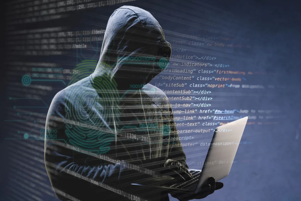Hacker român, condamnat la Paris la 4 ani de închisoare pentru atacuri informatice
