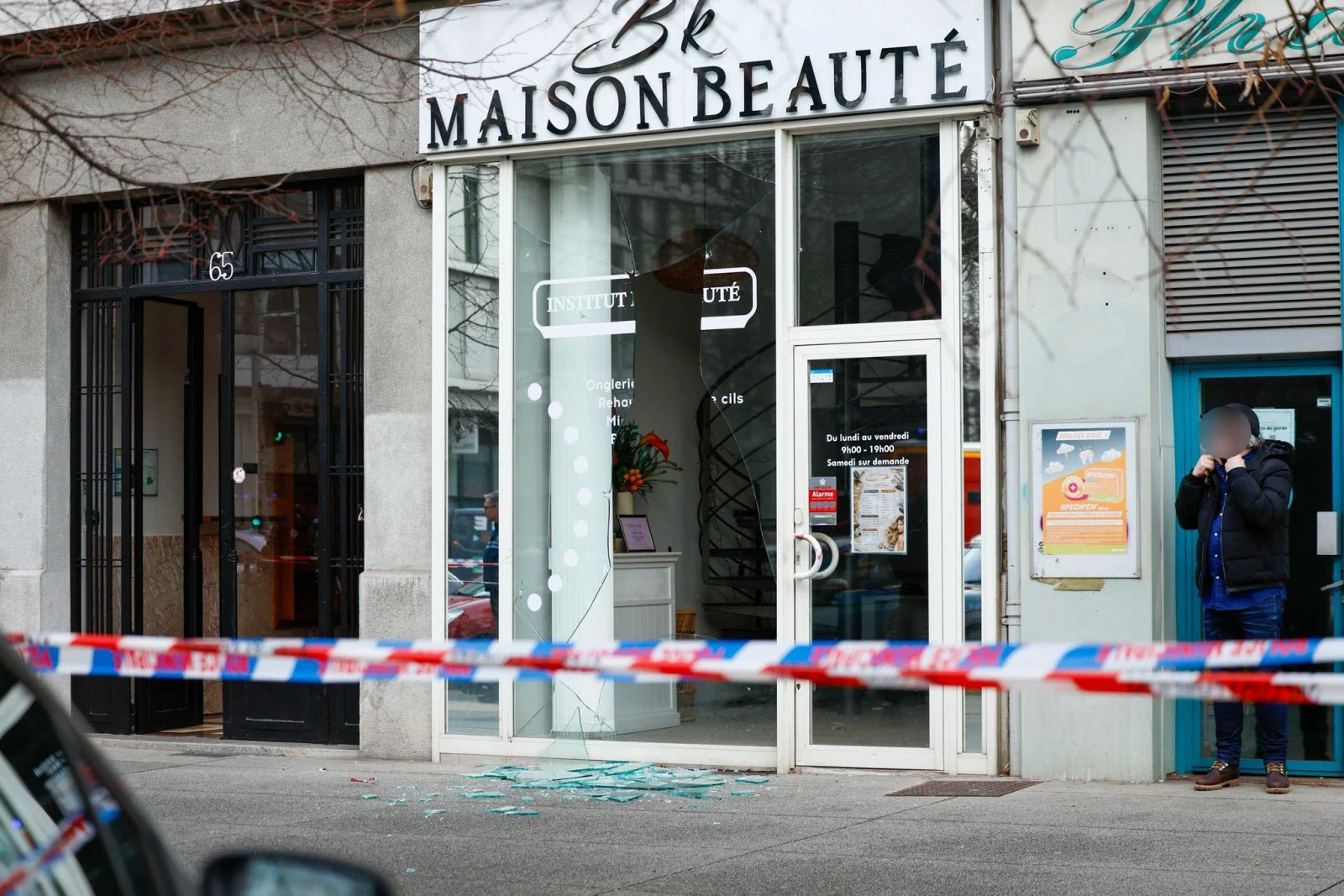 Grenadă aruncată de indivizi necunoscuți într-un salon de înfrumuseţare din Franța. Explozia a făcut mai multe victime