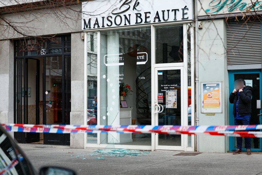Grenadă aruncată de indivizi necunoscuți într-un salon de înfrumuseţare din Franța. Explozia a făcut mai multe victime