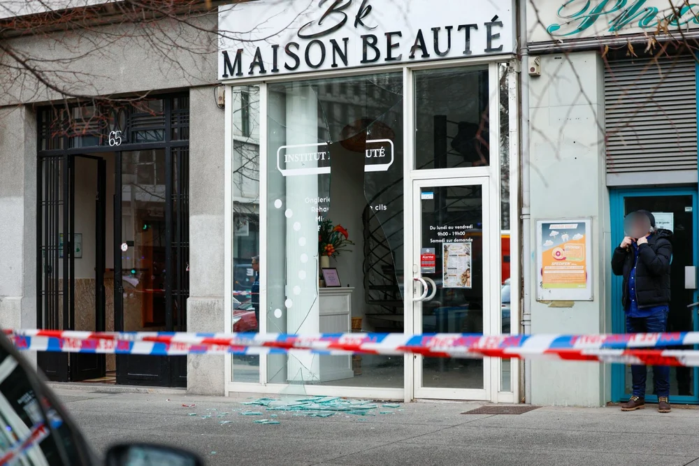 Grenadă aruncată de indivizi necunoscuți într-un salon de înfrumuseţare din Franța. Explozia a făcut mai multe victime