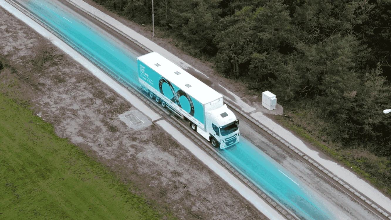 Camion care rulează pe o autostradă wireless