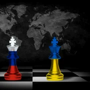 Piese de sah rusia ucraina pe fundalul unei hărti foto shutterstock jpg