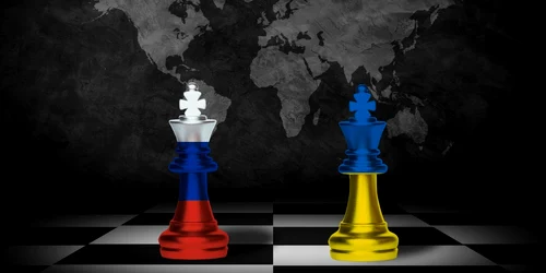 Piese de sah rusia ucraina pe fundalul unei hărti foto shutterstock jpg