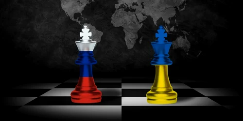 Piese de sah rusia ucraina pe fundalul unei hărti foto shutterstock jpg