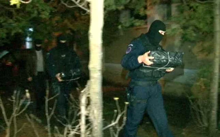 Mascaţii au ieşit cu mai multe cutii din universitate FOTO: actualmm.ro