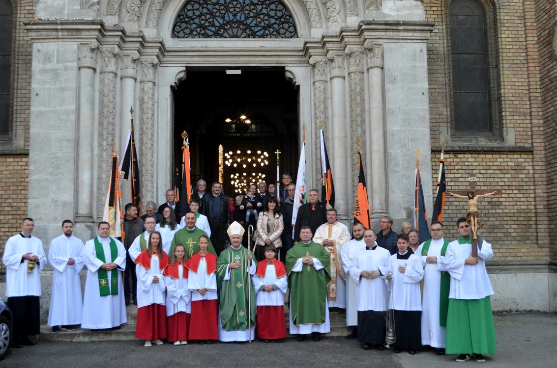 Steagurile au revenit în Biserica Millenium din Timișoara FOTO Facebook/Biserica Millenium