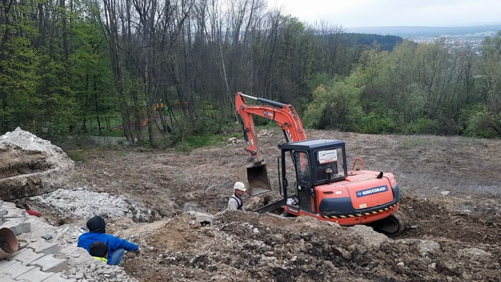 Un versant din Suceava a luat-o la vale cu tot cu construcțiile de pe el. A fost afectat și un campus școlar VIDEO