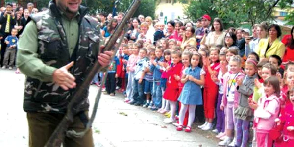 Resita: Prima zi de grădiniţă cu „Vânătorul“ şi „Scufiţa Roşie“