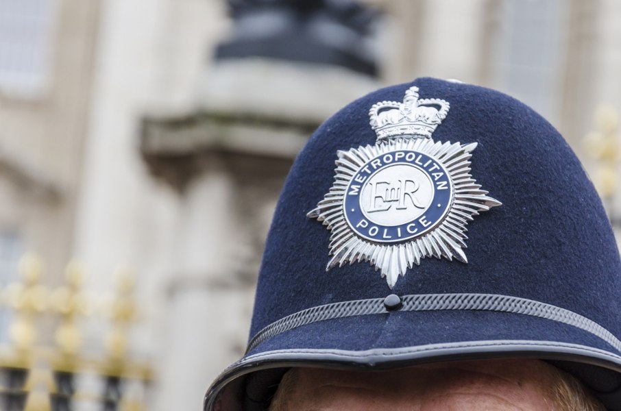 Pățania unui fost ofițer al Armatei Române care a ajuns să culeagă căpșuni în Marea Britanie: a fost arestat după ce a tras cu arma pe o plajă