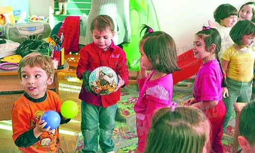 Denis (centru), printre colegii săi de la grădiniţă jpeg