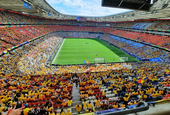 Zeci de mii de români, prezenți pe stadion FOTO: Alex Buiuc/FB