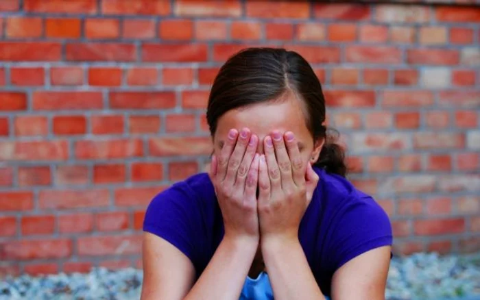 O fată de 14 ani a fost invitată la un suc, dar a ajuns să faxă sex oral pentru trei tineri