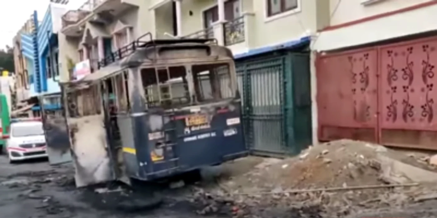 Proteste ale musulmanilor şi vandalizări la Bengaluru după o postare blasfemică pe Facebook FOTO captură You Tube/ Times Now