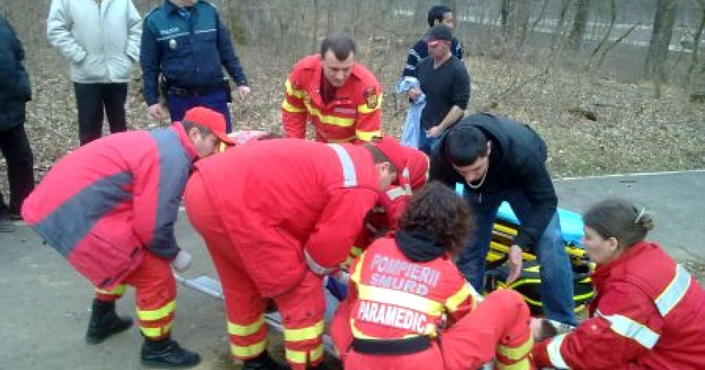 Medicii de la SMURD l-au transportat pe tânăr la spital