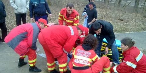 Medicii de la SMURD l-au transportat pe tânăr la spital