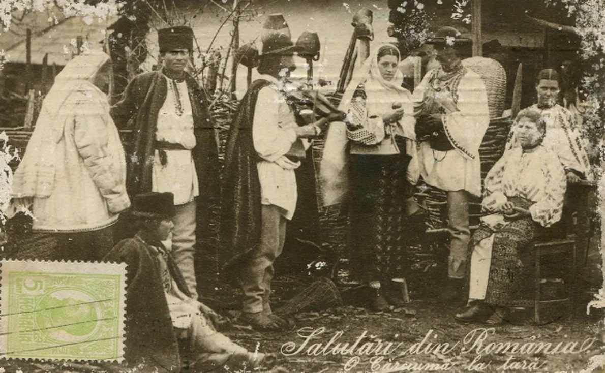 Cârciumă sătească. Carte poștală din 1912 (© iMAGO Romaniae)