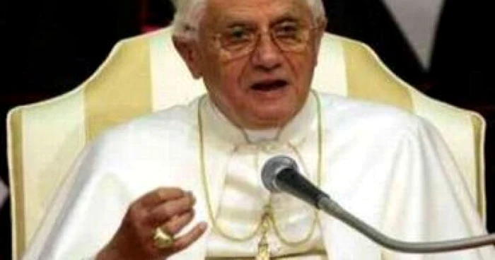 Papa Benedict a fost operat la mână şi apoi externat - Update