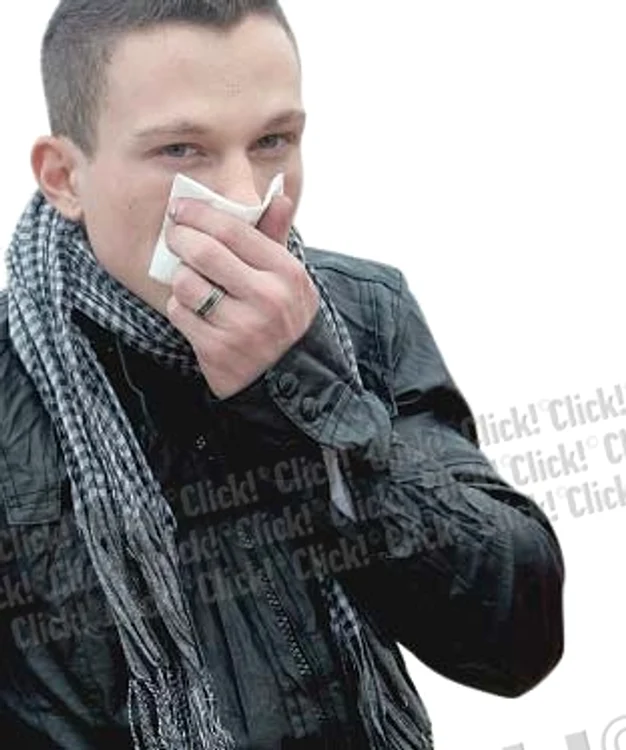 Daniel tuşeşte în continuu şi stă toată ziua cu batista la gură ca să nu împrăştie microbii (Foto: Marian Vilău)