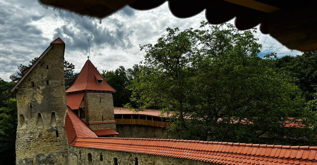 O cetate celebră din România se redeschide. Se spune că dacă o saluți, o fecioară zidită îți răspunde