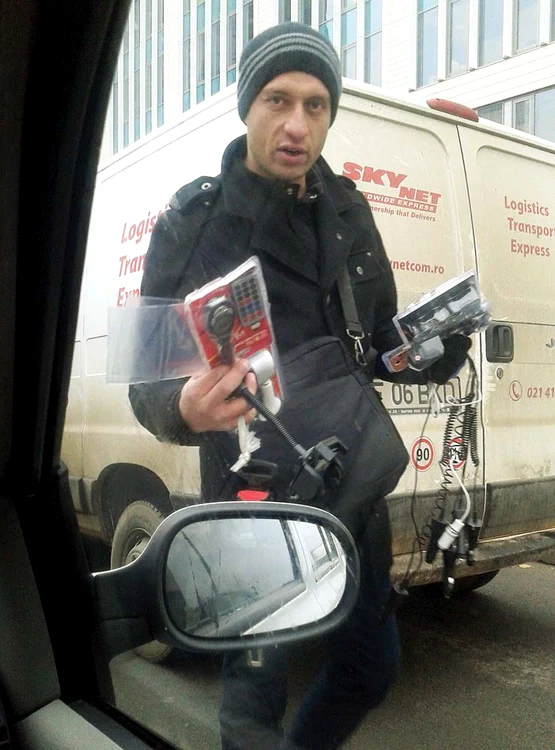 
    Comercianţii au braţele doldora de  produse, de la încărcătoare pentru  maşină până la telecomenziFoto: Click!  