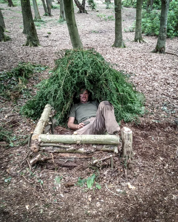 Să îşi încropească  un adăpost sigur  în sălbăticie 