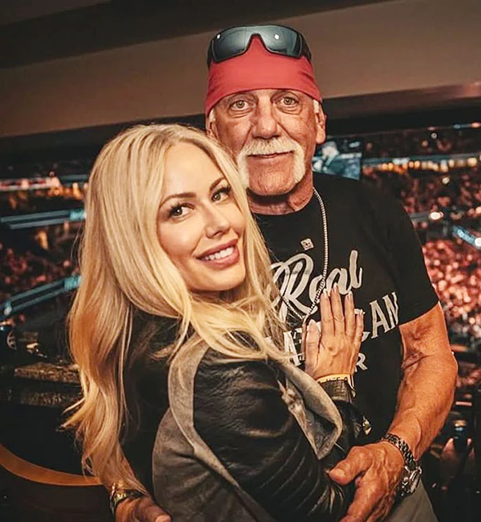 Era căsătorit cu Sky, o profesoară de yoga mai tânără cu 25 de ani decât el. SURSA FOTO: INSTAGRAM