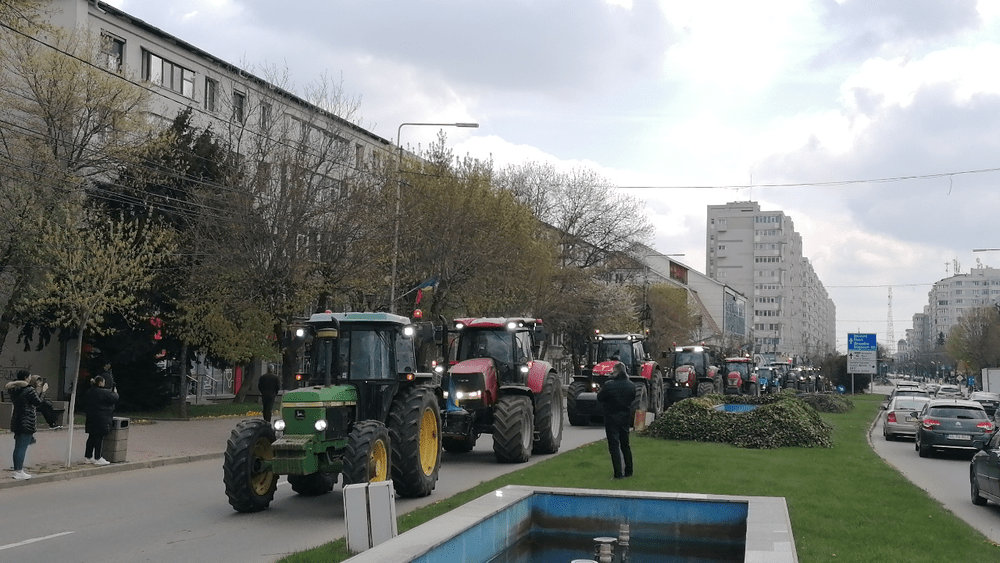 Protest cu zeci de utilaje agricole pe străzile din Slatina. „Coridoarele de solidaritate, surse de vulnerabilitate” VIDEO