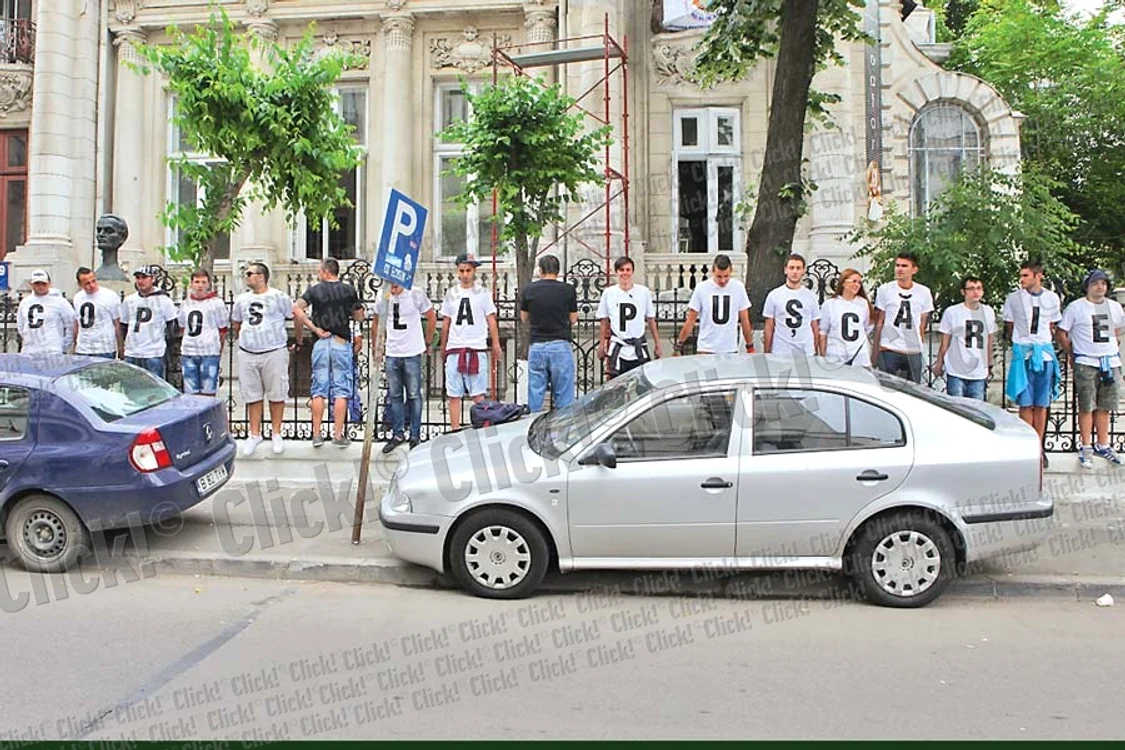 Fanii Rapidului speră ca  George Copos să aibă  parte de un tratament  “special” după gratii (Fotografii: Roberto Sălceanu)