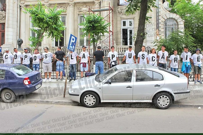Fanii Rapidului speră ca  George Copos să aibă  parte de un tratament  “special” după gratii (Fotografii: Roberto Sălceanu)