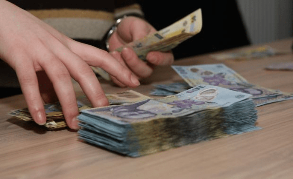 Închisoare cu executare pentru o casieră care a „ciugulit” în șapte ani sute de mii de lei din bugetul local