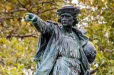 Statuia lui Cristofor Columb din Johnston, Rhode Island. Copie de broonz a unei statui de argint realizate de Frédéric Auguste Bartholdi, pentru Expoziția Columbiană de la Chicago