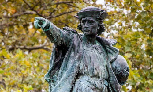 Statuia lui Cristofor Columb din Johnston, Rhode Island. Copie de broonz a unei statui de argint realizate de Frédéric Auguste Bartholdi, pentru Expoziția Columbiană de la Chicago