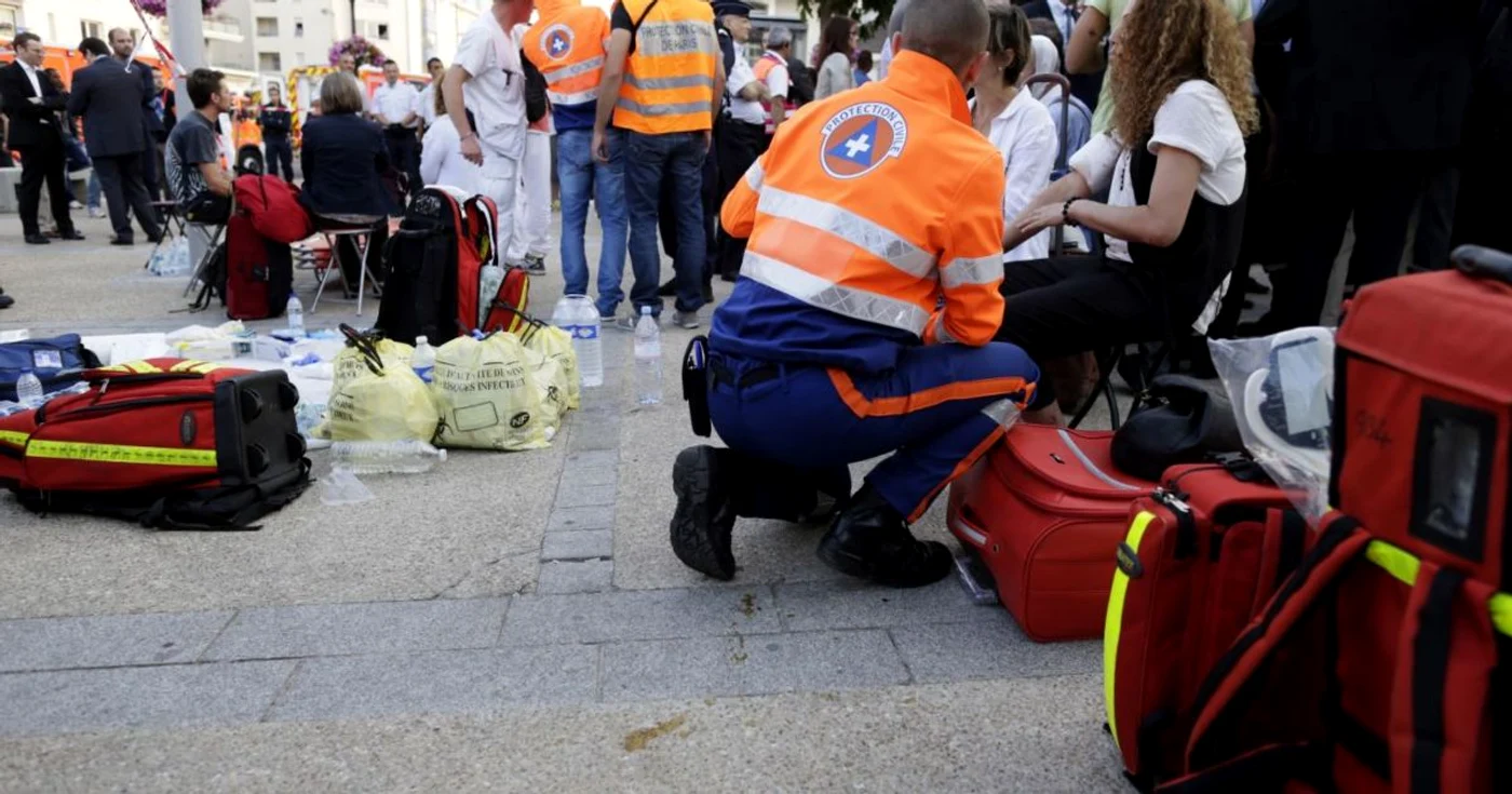 Cel puţin şase persoane au murit, iar alte opt se află în stare gravă. FOTO: Reuters