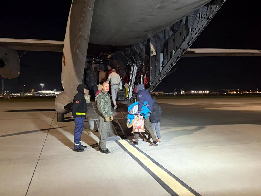Refugiați aduși în România FOTO:DSU/FB