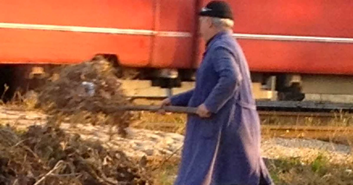 Bărbatul din imagine a făcut curăţenie în curte şi i-a dat foc în stradă, lângă tramvai. FOTO: N.Butnaru