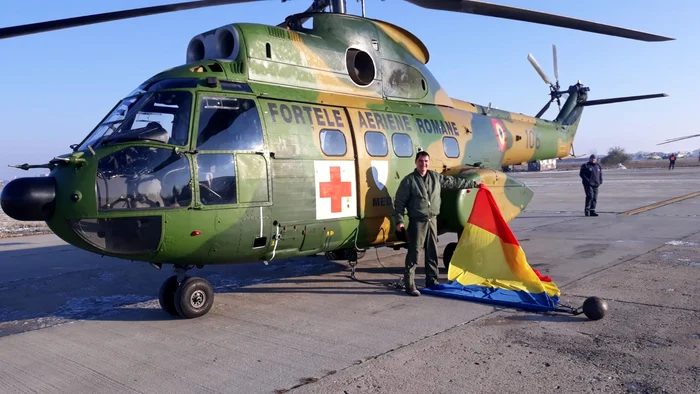 
    Comandorul Mugur Damian, în această dimineaţă, cu puţin timp înainte de decolarea spre Arcul de Triumf  