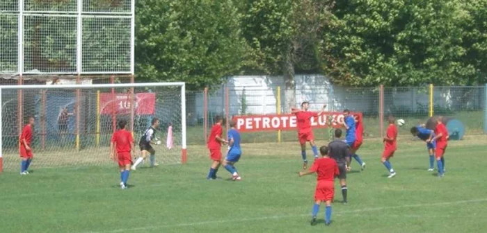 Terenul de fotbal de la Petrotel Lukoil. FOTO: liga2.prosport.ro