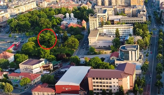 Zona zero din Râmnicu Vâlcea în care se va construi un controversat bloc de locuinţe Foto Adevărul - credit DMS