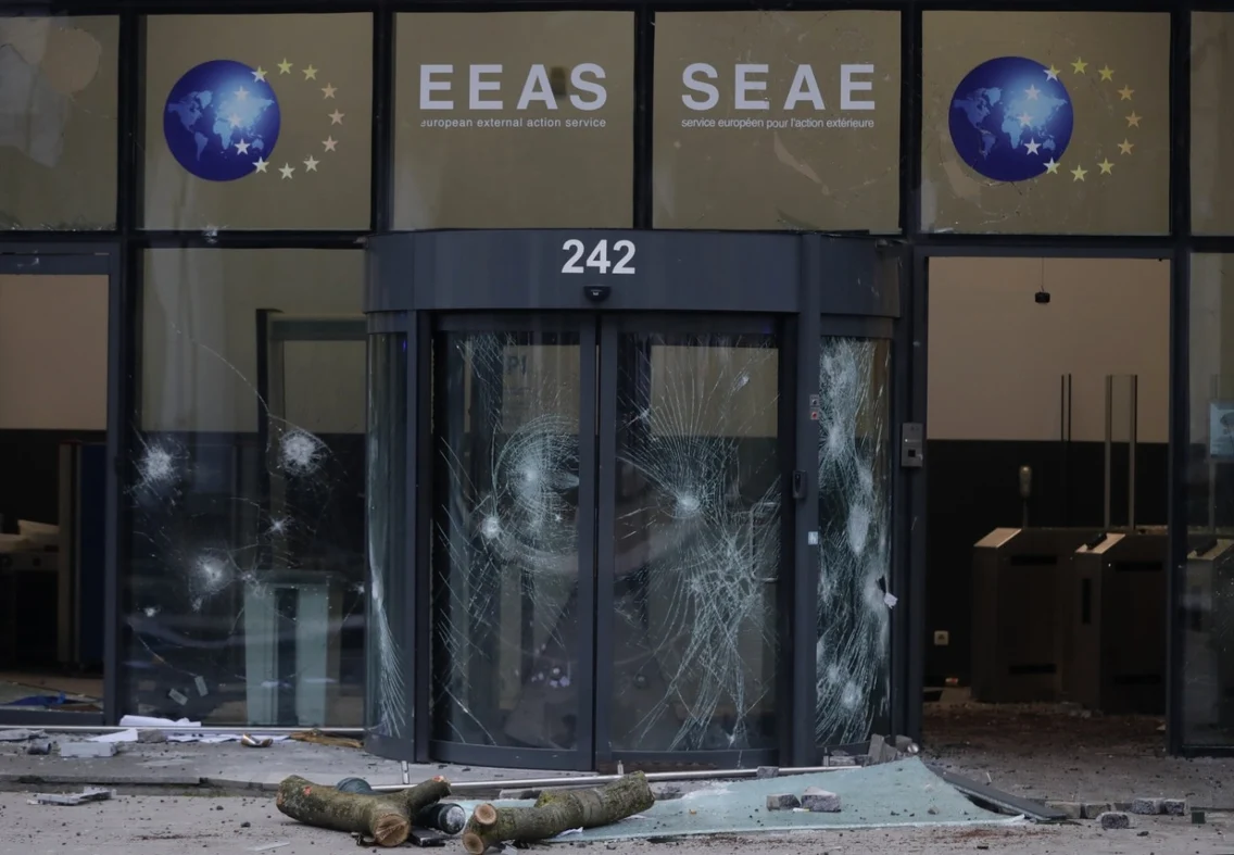 Mai multe clădiri din Bruxelles au fost distruse de protestatari. FOTO EPA-EFE
