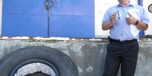 Bacău: Transporta țigări moldovenești în roțile TIR-ului