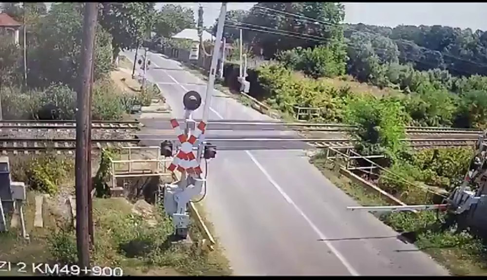 A fost identificat șoferul care a rupt o barieră la trecerea la nivel cu calea ferată în Prahova