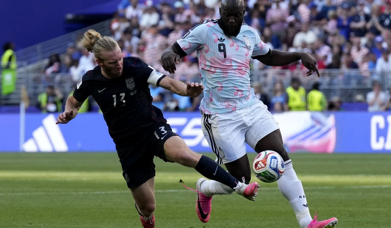 Romelu Lukaku (dreapta), unul dintre jucătorii de bază ai Belgiei (FOTO: EPA)