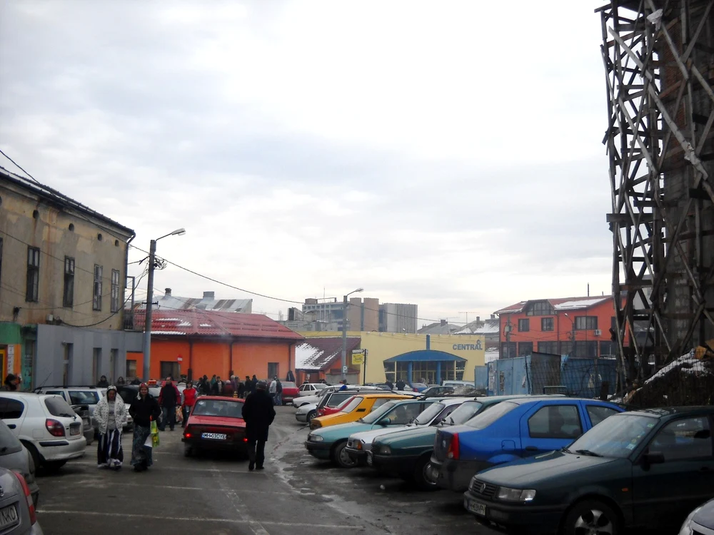 Comercianţii de ţigări netimbrate stau la intrarea în Bazar, dându-se drept cumpărători.